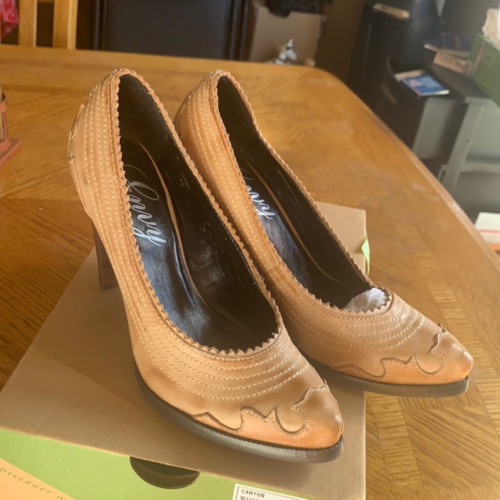 Envy Otay tan leather Western style heels